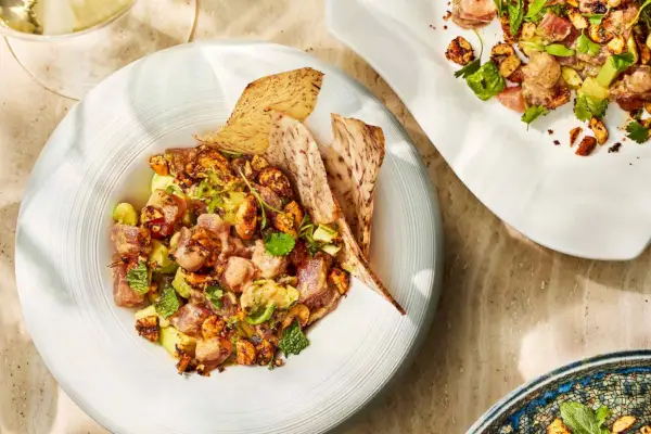 Tartare de thon aux cacahuètes jerk et noix de coco