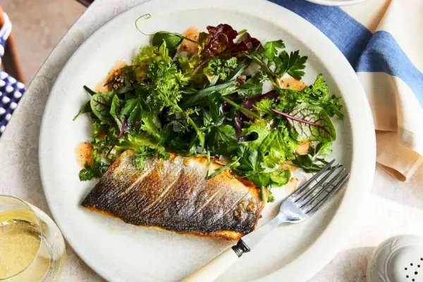 Branzino au Mesclun et vinaigrette tomates-herbes de Provence