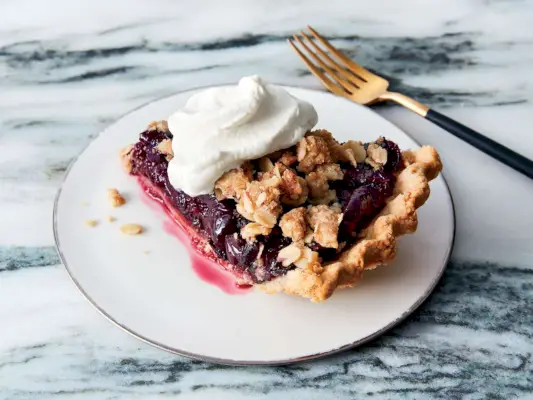 Torta crumble alle ciliegie scure