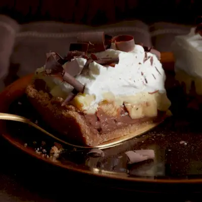 Torta alla crema di banane con fondo nero