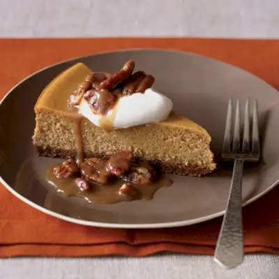Kürbis-Käsekuchen mit Pekannuss-Pralinen-Topping