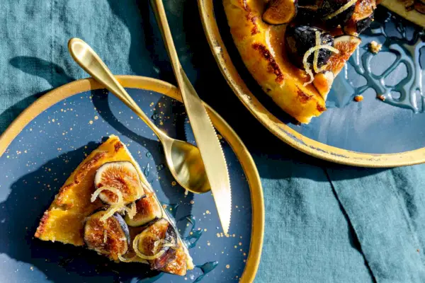Fiadone (korsischer Käsekuchen) mit Kastanienhonig und Feigen