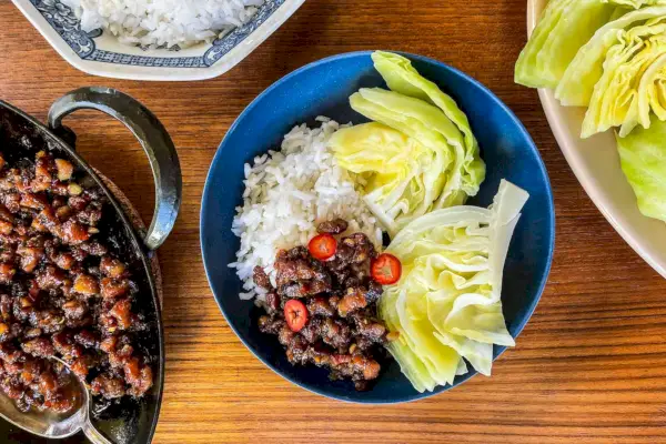 Kho (cerdo picado vietnamita estofado) con repollo