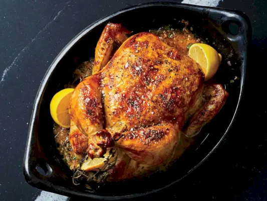 Pollo asado jugoso con limón y hierbas