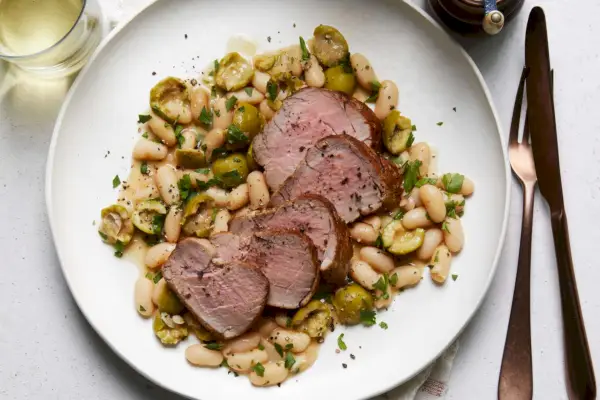 Receta de cerdo marinado en salmuera con aceitunas y frijoles asados