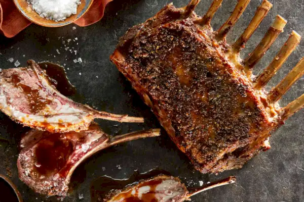 Chuletas de cordero asadas con glaseado de ron y azúcar moreno
