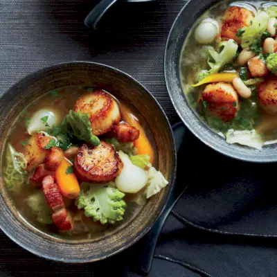 Guiso de vieiras braseadas con verduras de invierno