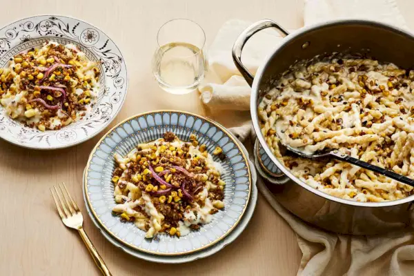Macarrones con queso y maíz con pan rallado de jalapeño