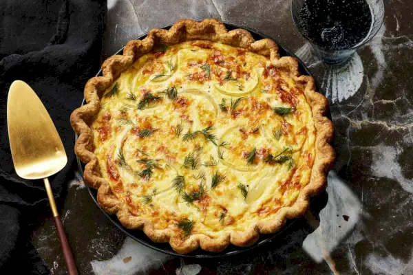 Quiche z bekonem, serem Cheddar i cebulą