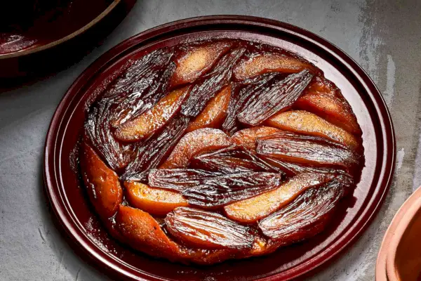 Receta de tarta tatin de pera y chalota con queso de cabra batido