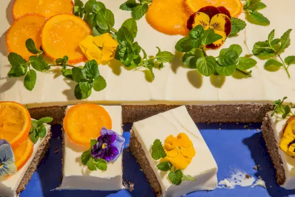Torta all'olio d'oliva e agrumi con glassa di crema al burro