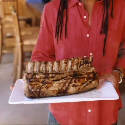 Arrosto di costolette di maiale con purea di cipolla dolce e tempura croccante di salvia