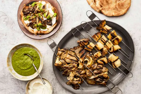 údené hubové špízy s labneh a salsa verde
