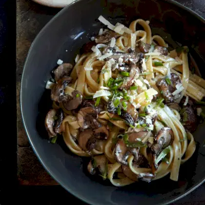 Fettuccine s hubami, estragónom a omáčkou z kozieho syra
