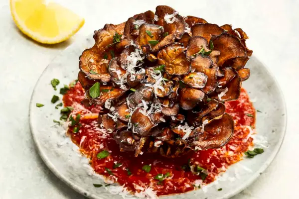 chrumkavé lesné huby s marinarou a parmigiana-reggiano
