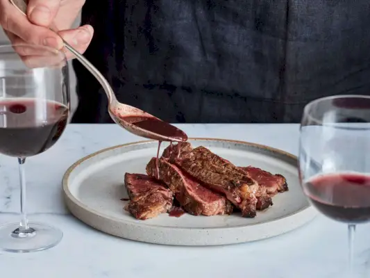 Steak au Poivre עם רוטב יין אדום