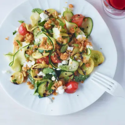 Salada de Abobrinha Crua e Carbonizada