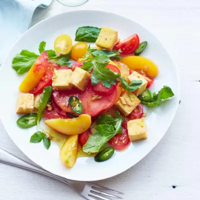 Salada de Tomate e Pêssego com Tofu Crocante