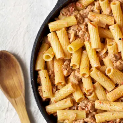 Rigatoni con Salsa di Salsiccia e Crema di Pomodoro