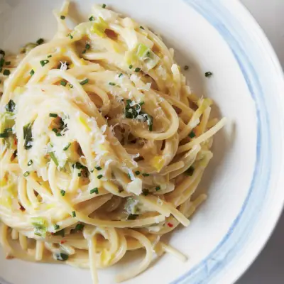 Spaghetti Cremosi in Una Pentola con Porri