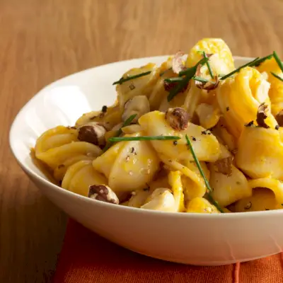 Pasta con Salsa Cremosa di Zucca e Nocciole Tostate