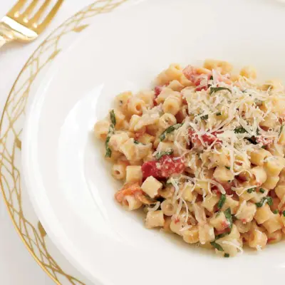 Pasta Cremosa Con Pomodori Confit E Formaggio Fresco Di Capra