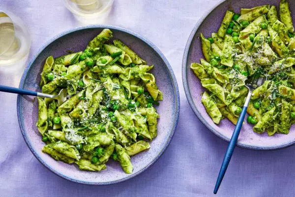 Pasta verde in ciotole viola