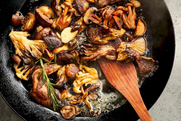 In Butter sautierte Pilze mit frischen Kräutern