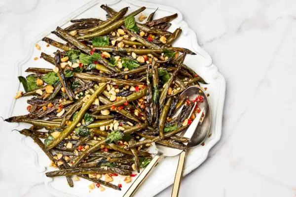Mit Knoblauch geröstete grüne Bohnen mit Ingwer und Minze