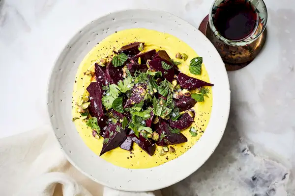 Rotwein – geröstete Rüben mit Tahini-Joghurt