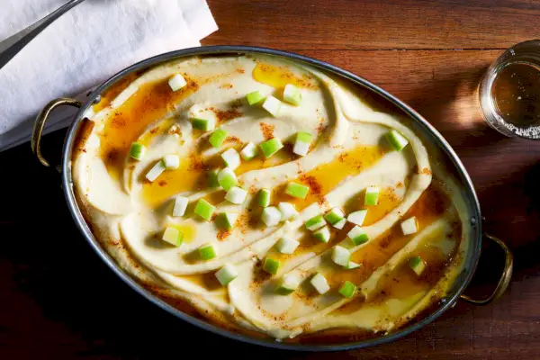 Cremige Pastinaken mit brauner Buttersoße und grünen Äpfeln