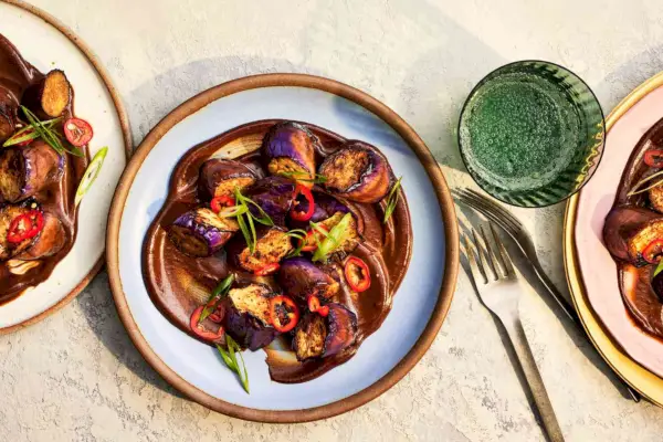 Japanische Aubergine mit schwarzem Knoblauch-Tahini-Dressing
