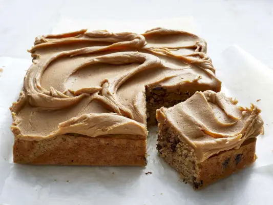 バナナ–チョコレートチップスナックケーキ、塩味ピーナッツバターフロスティング添え