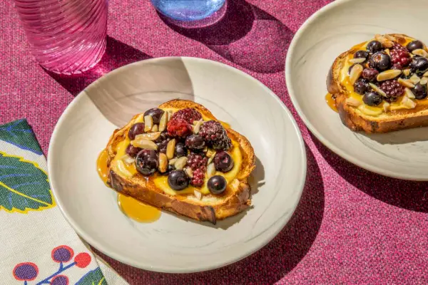 Toast au yaourt et aux myrtilles et aux amandes