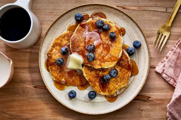 Scène de petit-déjeuner avec crêpes au quinoa, myrtilles, sirop
