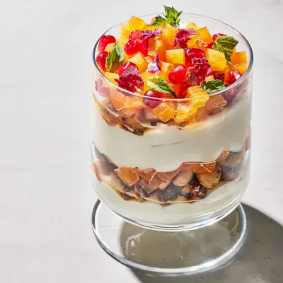 Parfaits au kaki, au chèvre fouetté et aux noisettes