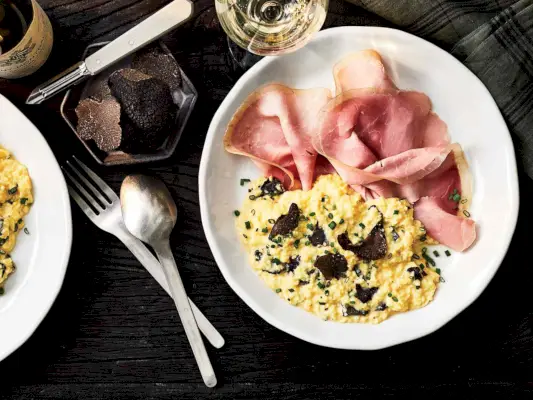 Recette d'œufs brouillés moelleux au jambon et aux truffes