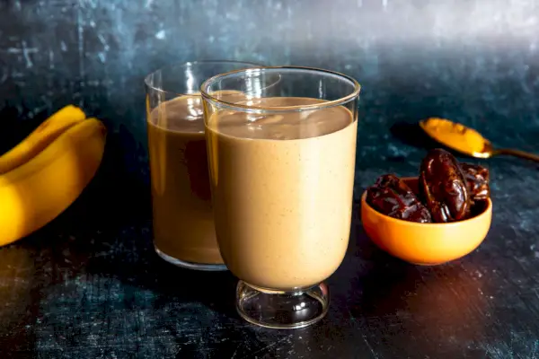 Recette de smoothie banane, beurre d'amande et dattes