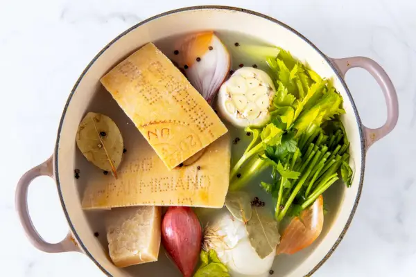 パルメザンチーズの皮は料理人の秘密の材料です