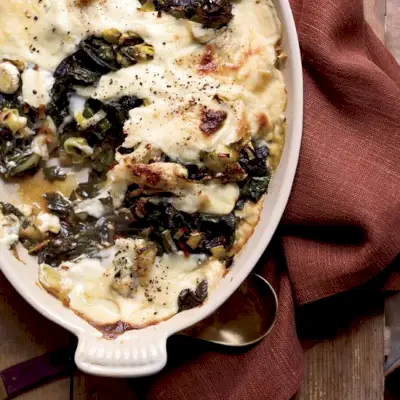Acelga e alho-poró gratinados