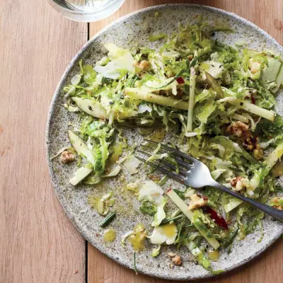 Salada de Couve de Bruxelas com Gengibre e Maçã Dourada