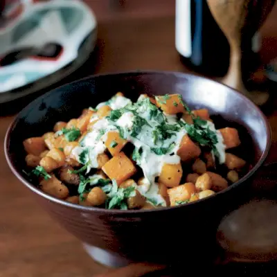 Abóbora Butternut Assada com Curry e Grão de Bico