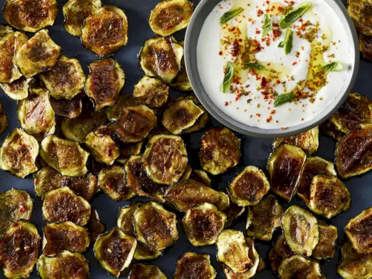 Rauchig gebackene Zucchini-Chips mit geschlagenem Feta