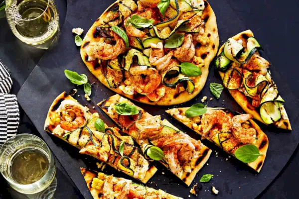 Fladenbrot mit Zucchini, Mais und Garnelen
