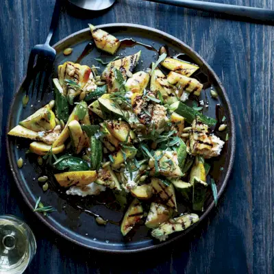 Gegrillte Zucchini mit Ricotta und Granatapfelmelasse
