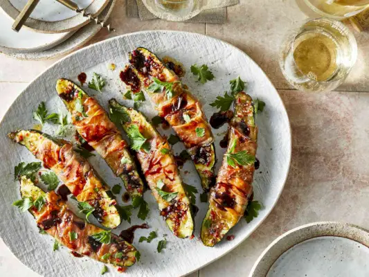 Mit Prosciutto umwickelte gebackene Zucchini mit Balsamico-Beträufeln