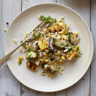 Mais-Zucchini-Orzo-Salat mit Ziegenkäse