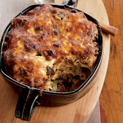 Zwei-Käse-Moussaka mit sautierten Pilzen und Zucchini