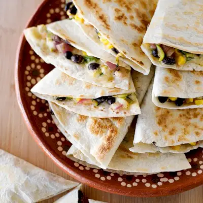 Zucchini-, Mais-, Schwarzbohnen- und Jack-Cheese-Quesadillas