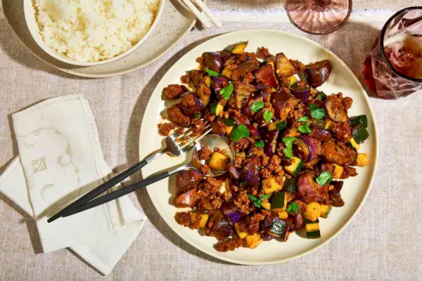 Auberginen-Chili-Knoblauch-Pfanne mit pflanzlichem Fleisch